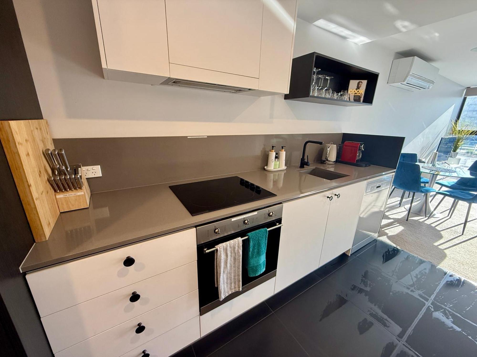 Midnight Luxe 1Br 1Bath Apartment 104 In The Heart Of Braddon Pool Sauna Secure Parking Wine Wifi キャンベラ エクステリア 写真