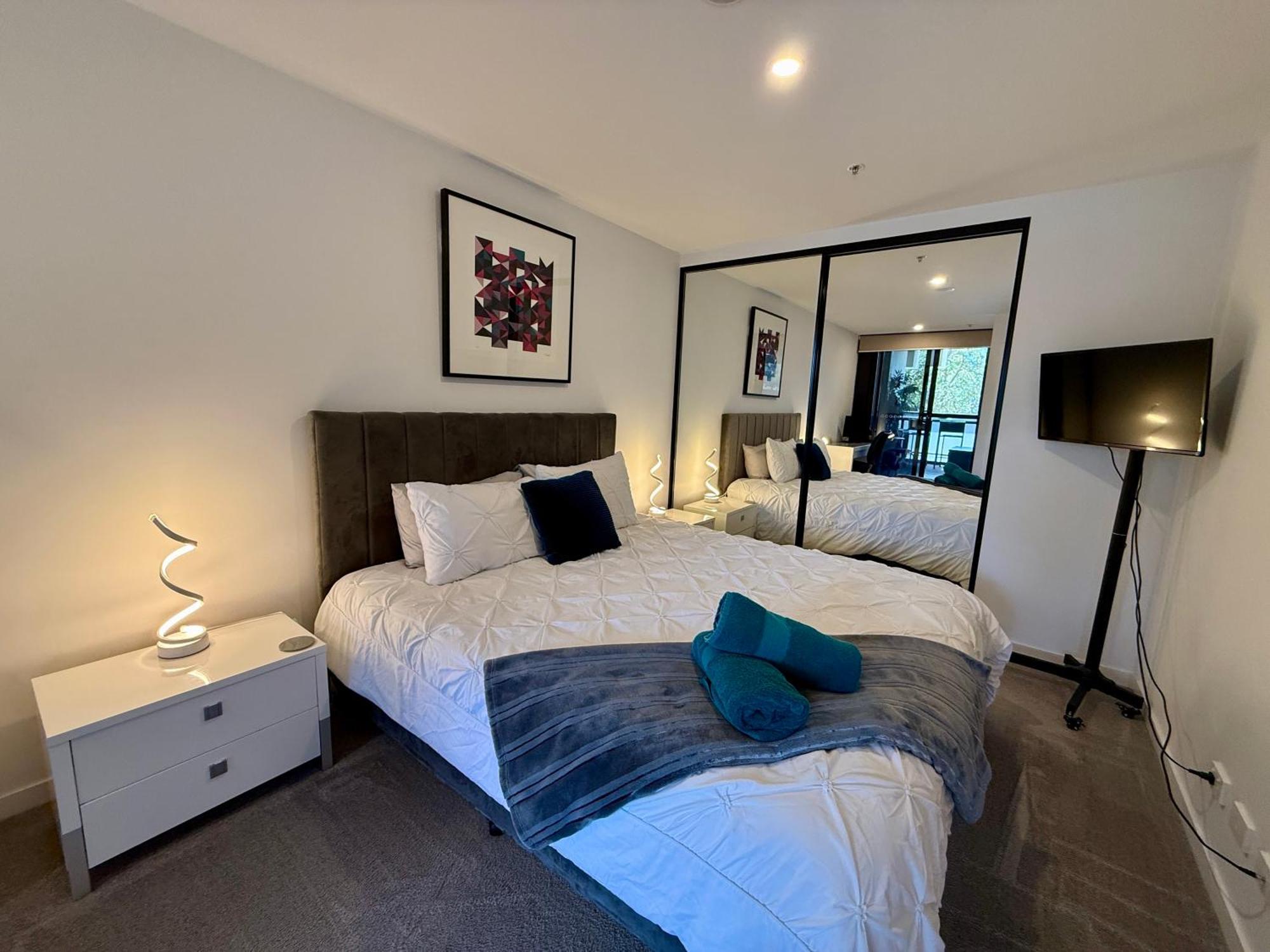 Midnight Luxe 1Br 1Bath Apartment 104 In The Heart Of Braddon Pool Sauna Secure Parking Wine Wifi キャンベラ エクステリア 写真