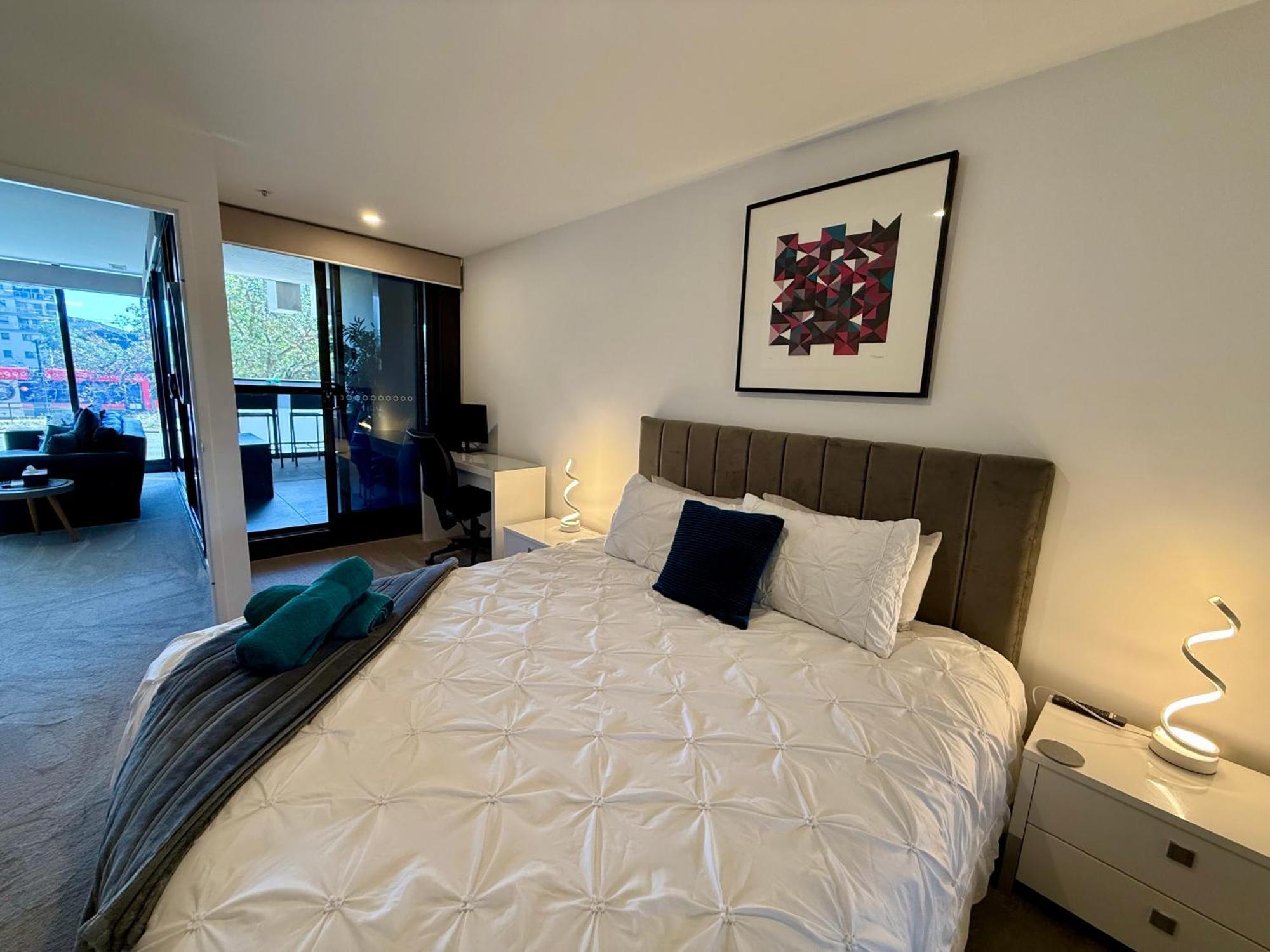 Midnight Luxe 1Br 1Bath Apartment 104 In The Heart Of Braddon Pool Sauna Secure Parking Wine Wifi キャンベラ エクステリア 写真